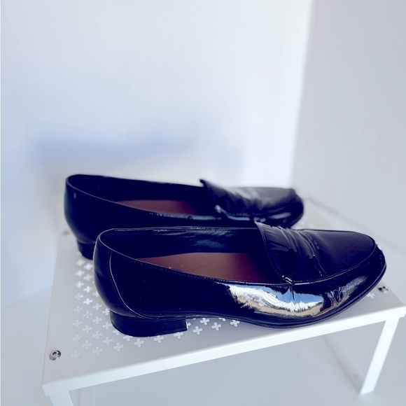 Unstructured Clarks Women Patent Leather Black Loafers Slip On Size 8.5 Flats - Picture 2 of 9
